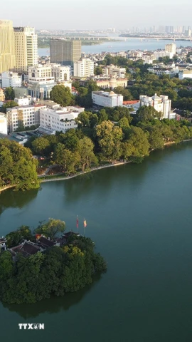 Khu vực phố Đinh Tiên Hoàng trong không gian hồ Hoàn Kiếm. (Ảnh: Huy Hùng/TTXVN)