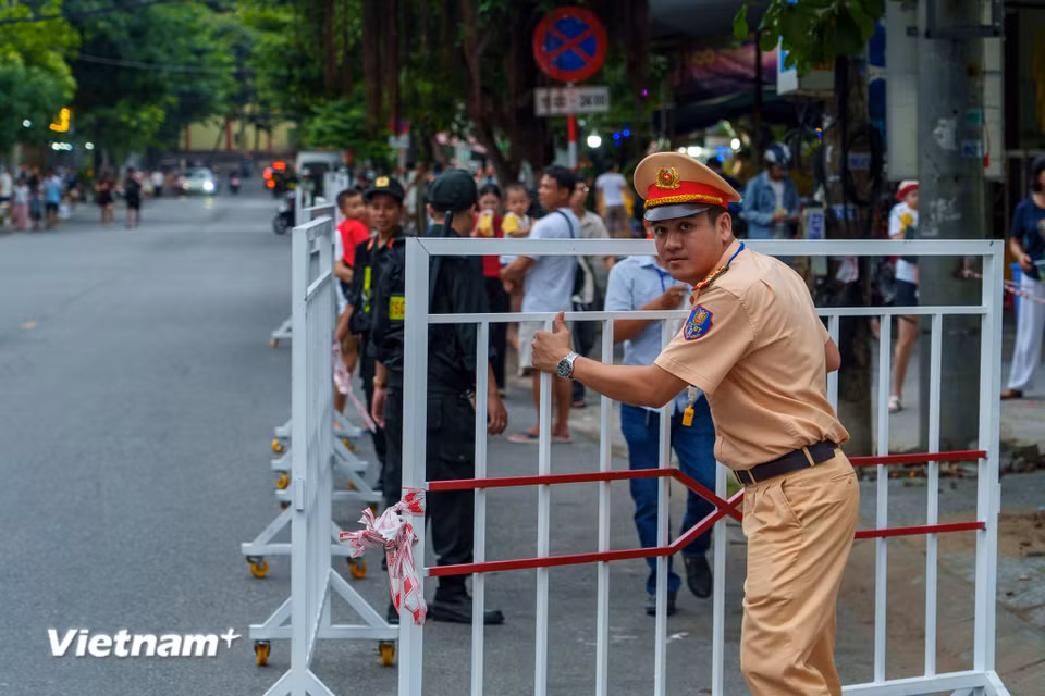 Dù vất vả với khối lượng công việc khổng lồ, nụ cười vẫn nở trên môi các chiến sĩ công an làm nhiệm vụ. (Ảnh: Thanh Phong/Vietnam+) ​ ​ ​ ​ ​ ​ ​ ​ ​ ​ ​ ​ ​ ​ ​ ​ ​ ​ ​ ​ ​ ​ ​ ​ ​ ​ ​ ​ ​ ​ ​ ​ ​ ​ ​ ​ ​