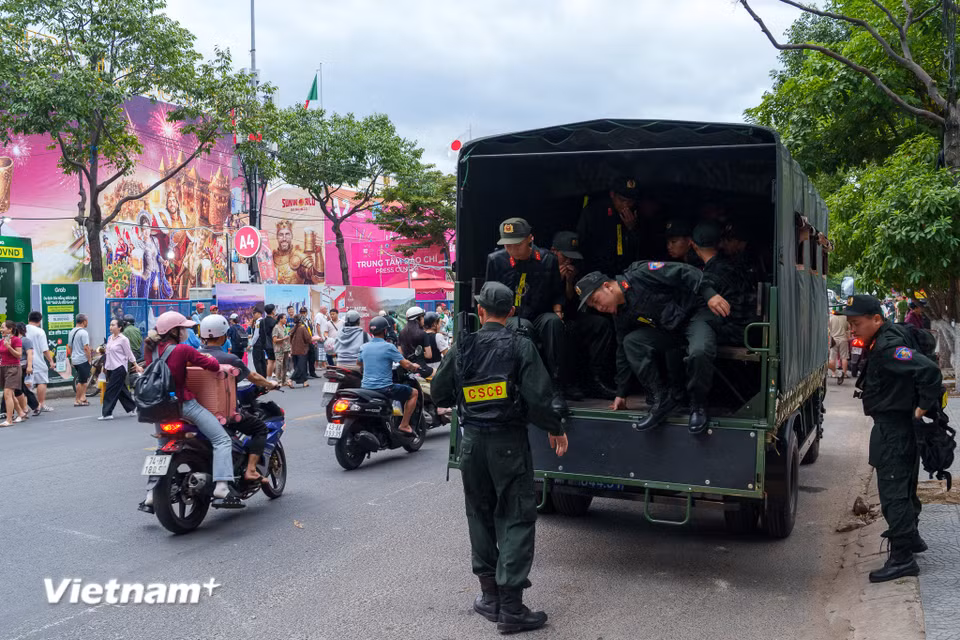 Lực lượng Cảnh sát Cơ động được huy động tối đa để đảm bảo an ninh trật tự cho đêm chung kết. (Ảnh: Thanh Phong/Vietnam+)