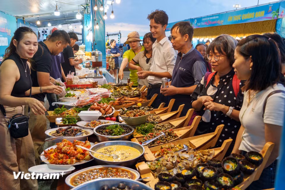 Không gian ẩm thực tấp nập người dân và du khách đến thưởng thức các món hải sản tươi ngon đặc trưng của vùng biển Quảng Phú. (Ảnh: Thanh Phong/Vietnam+)