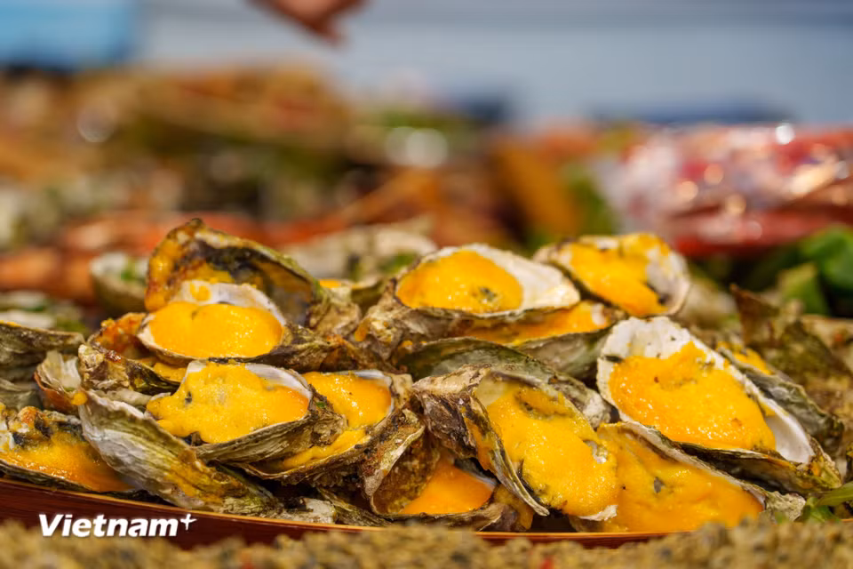 Hàu nướng béo ngậy là một trong những món quà từ biển không thể bỏ qua tại không gian ẩm thực của lễ hội "Tam Thanh - Biển xanh vẫy gọi". (Ảnh: Thanh Phong/Vietnam+) ​ ​ ​ ​ ​ ​ ​ ​ ​ ​ ​ ​ ​ ​ ​ ​ ​ ​