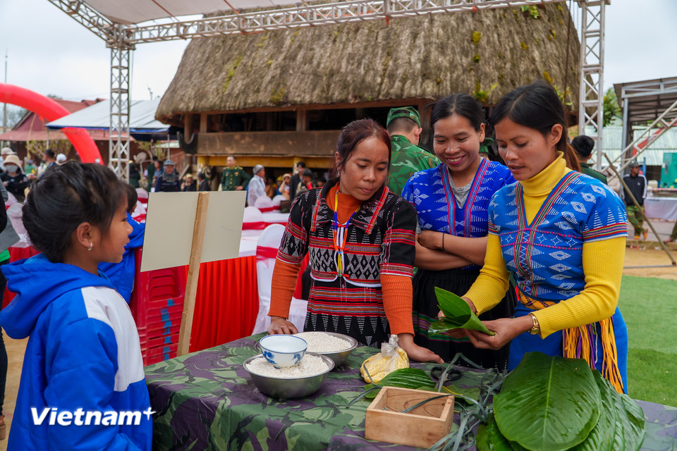 Phụ nữ Cơ Tu khéo léo gói những chiếc bánh chưng xanh, gửi gắm ước vọng về một năm mới no đủ, mùa màng tốt tươi. (Ảnh: Thanh Phong/Vietnam+)
