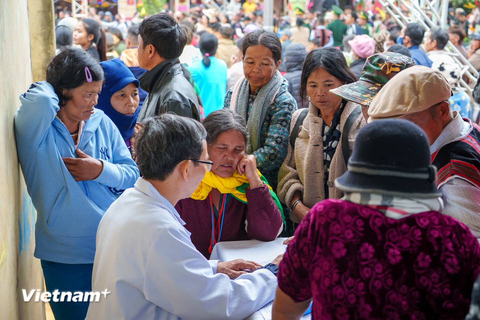 Các y bác sĩ tận tình thăm khám cho người cao tuổi. Với bà con vùng cao, đây là món quà sức khỏe vô cùng quý giá. (Ảnh: Thanh Phong/Vietnam+)