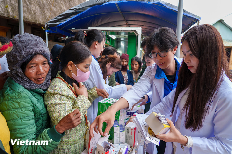 Đông đảo người dân được cấp phát thuốc miễn phí, thể hiện sự quan tâm sát sao của chính quyền Đà Nẵng với an sinh vùng biên. (Ảnh: Thanh Phong/Vietnam+)