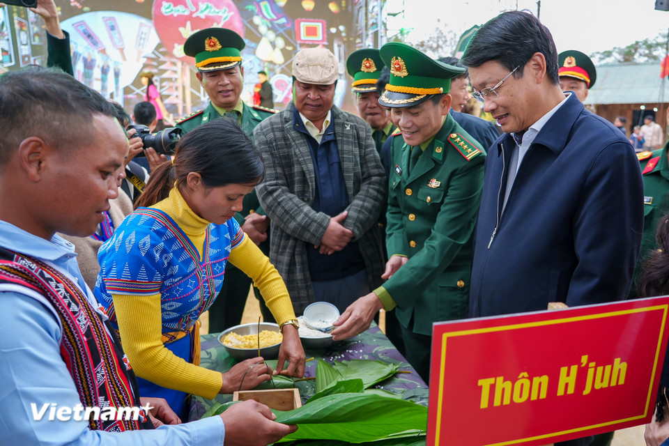 Phó Bí thư Thành ủy Đà Nẵng Ngô Xuân Thắng (bìa phải) ân cần thăm hỏi đời sống đồng bào nơi biên cương mới của thành phố. (Ảnh: Thanh Phong/Vietnam+)
