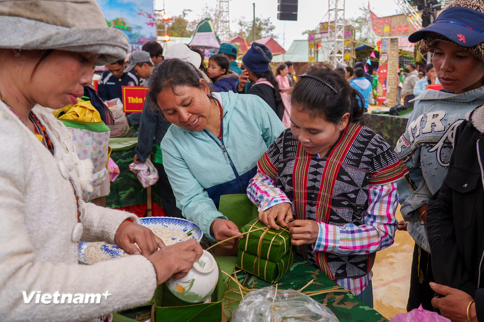 Nụ cười hạnh phúc của người dân khi trên tay đầy ắp quà Tết. Xuân Biên phòng đã thực sự mang mùa xuân về với mọi nhà. (Ảnh: Thanh Phong/Vietnam+)
