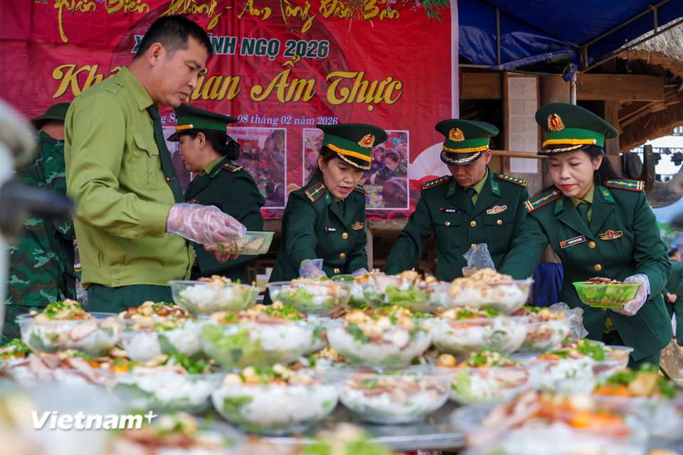 Cán bộ, sỹ quan, quân nhân bộ đội biên phòng trực tiếp phục vụ mỳ quảng nóng hổi mời bà con thưởng thức tại chỗ. (Ảnh: Thanh Phong/Vietnam+)