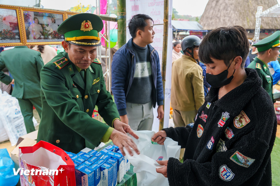 Những túi quà Tết nghĩa tình được cán bộ chiến sĩ biên phòng trao tận tay người dân nước bạn Lào, sưởi ấm tình hữu nghị những ngày cuối năm. (Ảnh: Thanh Phong/Vietnam+)