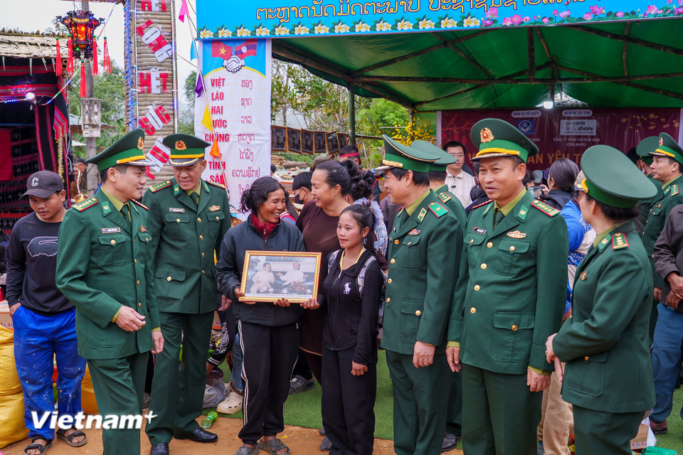 Thắt chặt tình hữu nghị Việt - Lào qua những phần quà Tết và ảnh Bác Hồ trao tặng nhân dân các bản giáp biên nước bạn. (Ảnh: Thanh Phong/Vietnam+)