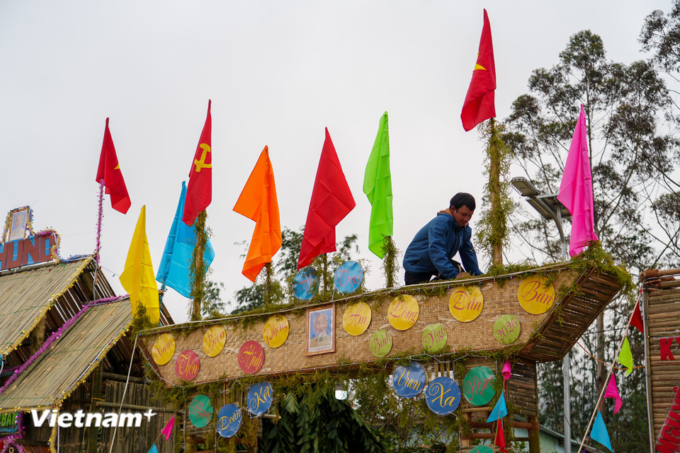 Người dân xã hoàn thiện cổng trại hình con thuyền, biểu tượng cho tinh thần đoàn kết vượt qua bão lũ, thiên tai của dân bản. (Ảnh: Thanh Phong/Vietnam+)