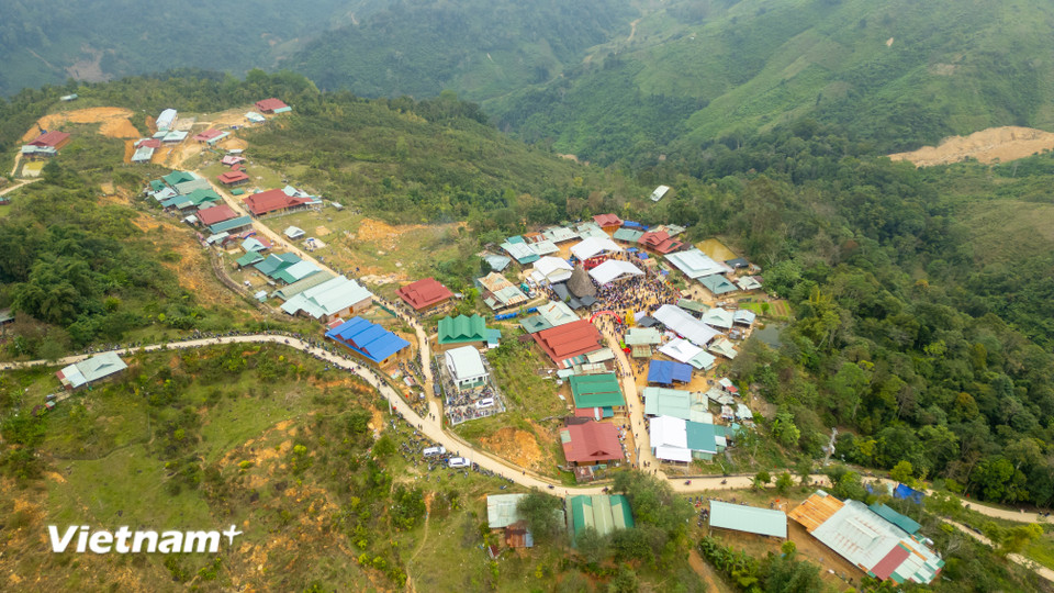 Xã Hùng Sơn (hợp nhất từ 4 xã vùng cao Tây Giang cũ) nhìn từ trên cao rực rỡ cờ hoa, sẵn sàng cho ngày hội lớn nhất trong năm. (Ảnh: Thanh Phong/Vietnam+)