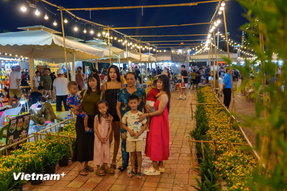 Dòng người tấp nập tham quan, dạo bước tại không gian các gian hàng rực rỡ ánh đèn. (Ảnh: Thanh Phong/Vietnam+)