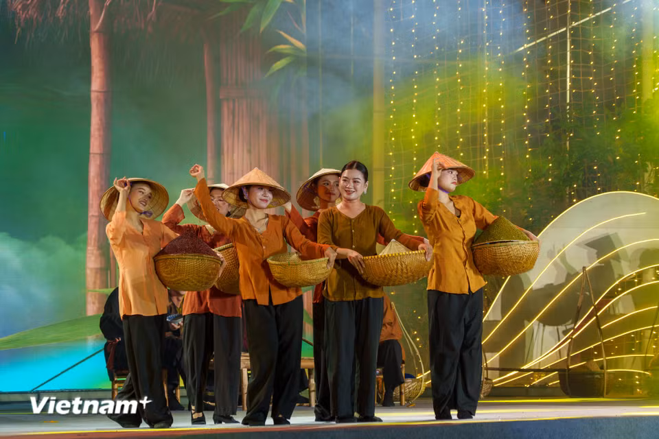 Các nữ vũ công duyên dáng với đạo cụ nón lá và thúng tre mộc mạc, gần gũi tái hiện cuộc sống làng quê Đà Nẵng (Quảng Nam). (Ảnh: Thanh Phong/Vietnam+)