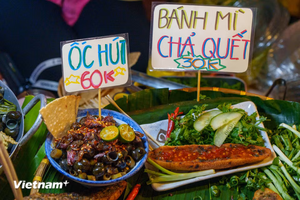 Ẩm thực đường phố đậm chất miền Trung là một trải nghiệm không thể bỏ lỡ tại lễ hội. (Ảnh: Thanh Phong/Vietnam+) ​ ​ ​ ​ ​ ​ ​ ​ ​ ​ ​ ​ ​ ​ ​ ​ ​ ​ ​ ​ ​ ​ ​ ​ ​ ​ ​ ​ ​ ​ ​ ​ ​ ​ ​ ​ ​ ​ ​ ​ ​ ​ ​ ​