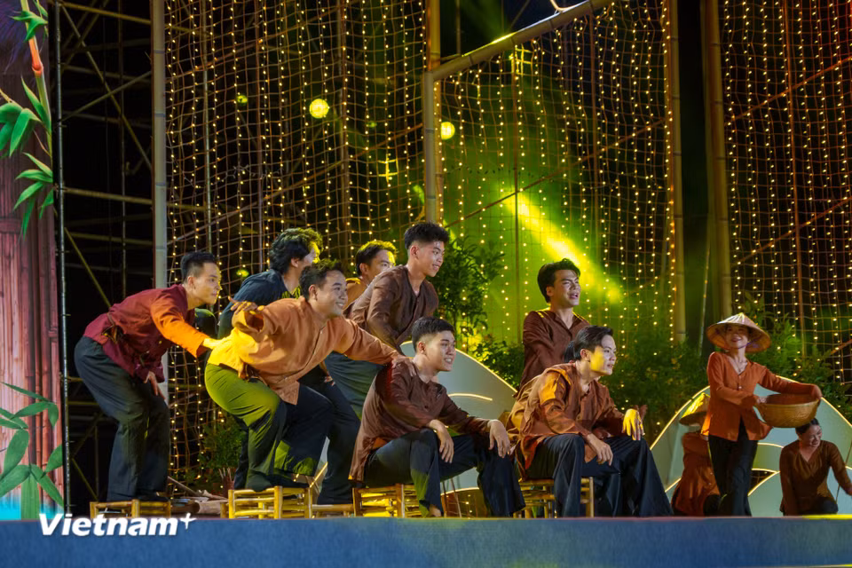 Sự khỏe khoắn trong tiết mục tái hiện đời sống lao động của những ngư dân vùng biển. (Ảnh: Thanh Phong/Vietnam+)