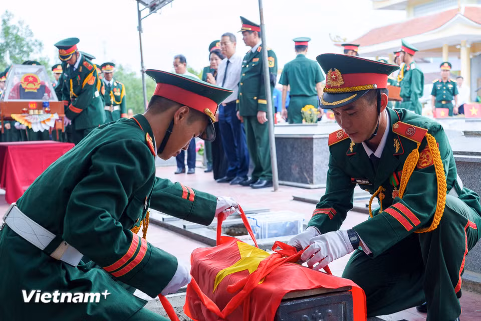 Đội tiêu binh chuẩn bị thực hiện nghi thức hạ huyệt trong không khí vô cùng xúc động và thành kính. (Ảnh: Thanh Phong/Vietnam+)