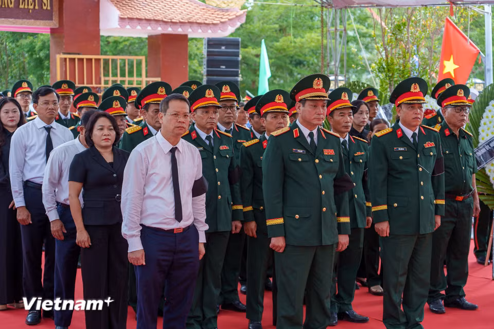 Dự buổi lễ có Trung tướng Lê Ngọc Hải (hàng đầu, đứng giữa), Ủy viên Trung ương Đảng, Tư lệnh Quân khu 5; Phó Bí thư Thành ủy, Chủ tịch Ủy ban nhân dân thành phố Nguyễn Mạnh Hùng (hàng đầu, bên trái); Trưởng ban Tuyên giáo và Dân vận Thành ủy Huỳnh Thị Thùy Dung (hàng thứ 2, ngoài cùng bên trái) ; Đại tá Trần Hữu Ích (hàng đầu, bên phải), Chỉ huy trưởng Bộ Chỉ huy Quân sự thành phố cùng đông đảo nhân dân. (Ảnh: Thanh Phong/Vietnam+)