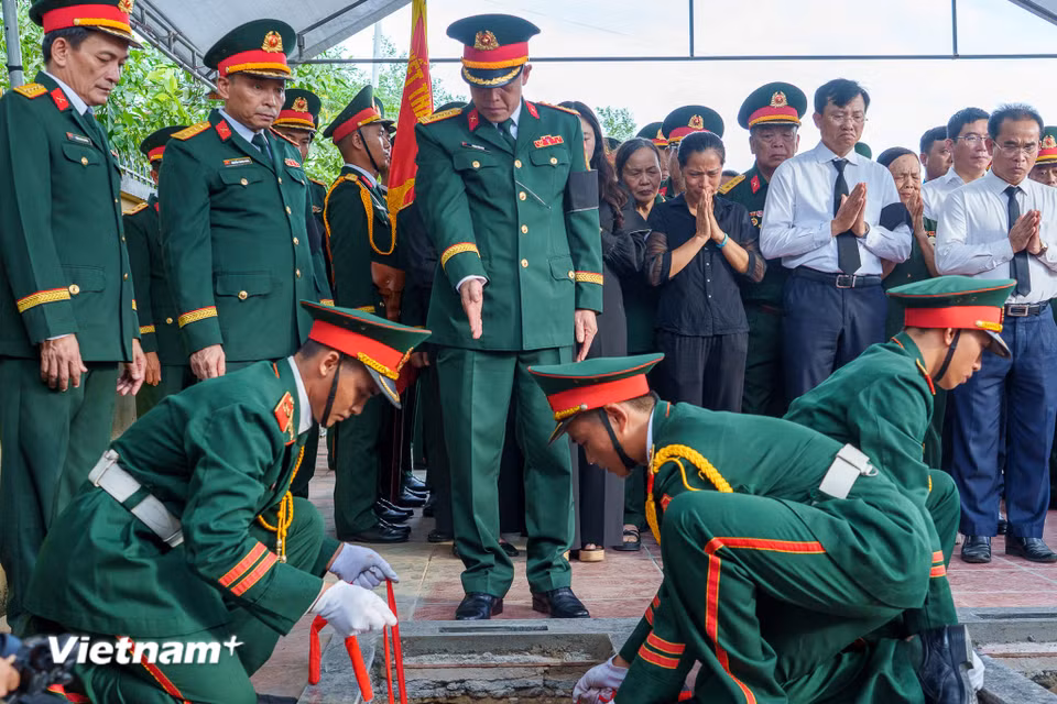 Đại tá Trần Hữu Ích, Chỉ huy Trưởng Bộ Chỉ huy Quân sự thành phố Đà Nẵng cẩn thận chỉ đạo canh chỉnh lại linh cữu các liệt sĩ. (Ảnh: Thanh Phong/Vietnam+)