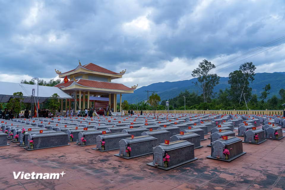Chiều 14/7, lễ truy điệu và an táng 5 hài cốt liệt sĩ được tổ chức trọng thể tại Nghĩa trang liệt sĩ xã Hà Nha (Đà Nẵng). (Ảnh: Thanh Phong/Vietnam+)