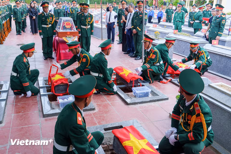 Đội tiêu binh chuẩn bị thực hiện nghi thức hạ huyệt trong không khí vô cùng xúc động và thành kính. (Ảnh: Thanh Phong/Vietnam+)