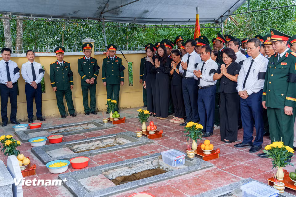 Đông đảo đại biểu và nhân dân chắp tay cầu nguyện, khép lại hành trình dài đưa các anh trở về. (Ảnh: Thanh Phong/Vietnam+) ​ ​ ​ ​ ​ ​ ​ ​ ​ ​ ​ ​ ​ ​ ​ ​ ​ ​ ​ ​ ​ ​ ​ ​ ​ ​