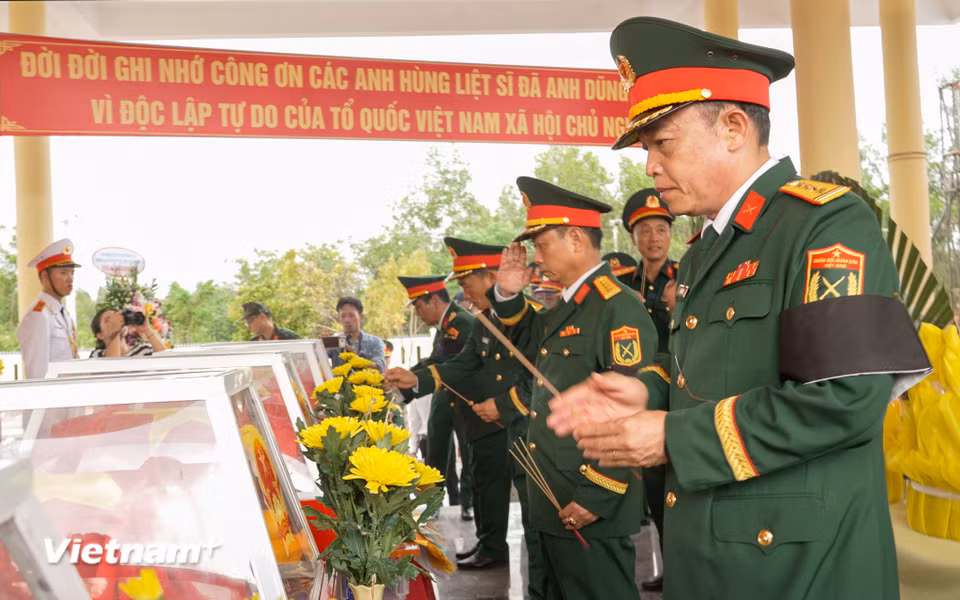 Đại tá Trần Hữu Ích (ngoài cùng bên phải), Chỉ huy Trưởng Bộ Chỉ huy Quân sự thành phố Đà Nẵng cùng đoàn thắp hương tri ân các Anh hùng liệt sĩ. (Ảnh: Thanh Phong/Vietnam+)