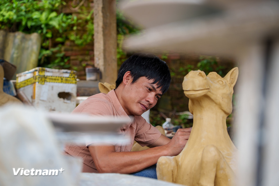 Để linh vật có hồn, người thợ phải mất hàng trăm giờ lao động. Từng đường nét trên khuôn mặt ngựa được anh Nhật chăm chút kỹ lưỡng, thể hiện sự uy phong nhưng vẫn hiền hòa, gần gũi. (Ảnh: Thanh Phong/Vietnam+)
