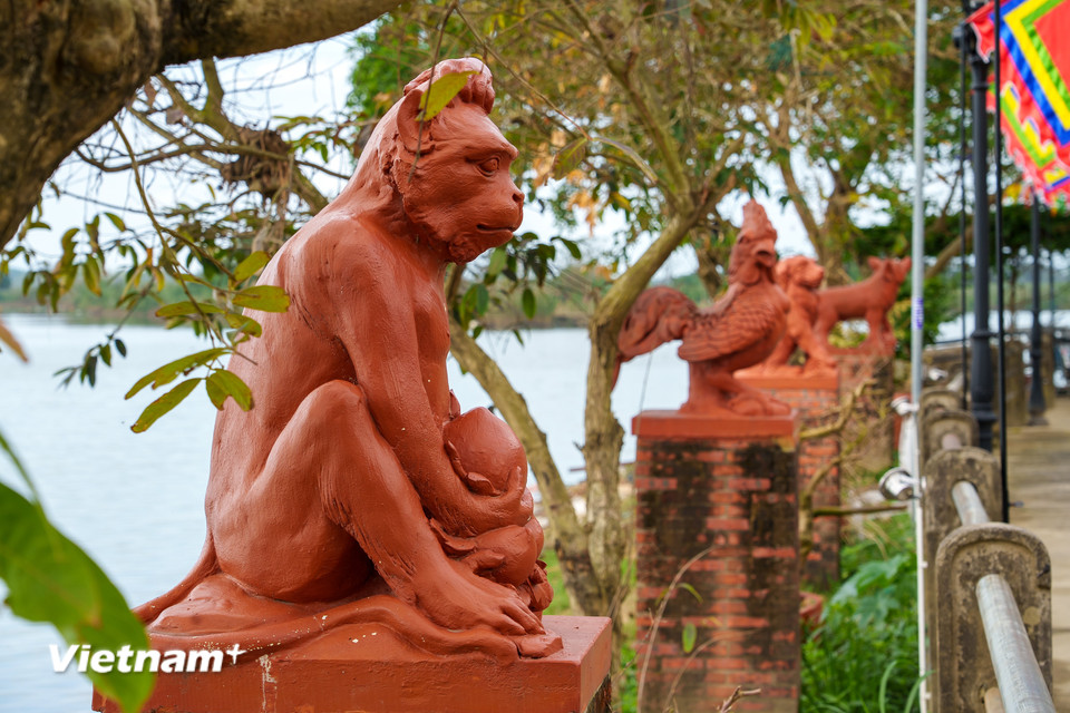 Dọc bờ sông Thu Bồn, những linh vật của các năm cũ đứng sừng sững như những chứng nhân thời gian. Sắp tới, linh vật Ngựa Bính Ngọ sau khi hoàn thiện cũng sẽ được đặt trang trọng tại đây, đánh dấu một năm mới khởi sắc cho làng nghề. (Ảnh: Thanh Phong/Vietnam+)