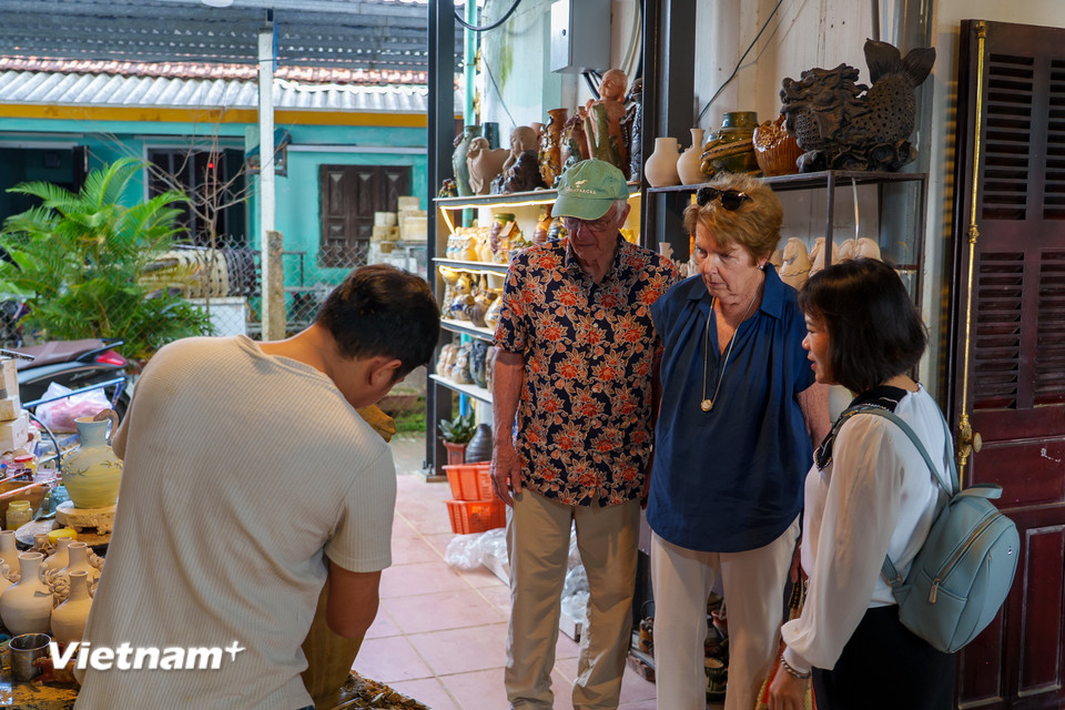 Các gian hàng trưng bày sản phẩm luôn tấp nập khách tham quan. Những sản phẩm gốm đỏ nung truyền thống của Thanh Hà luôn có sức hút đặc biệt đối với du khách phương Tây bởi vẻ đẹp mộc mạc và tinh xảo. (Ảnh: Thanh Phong/Vietnam+)