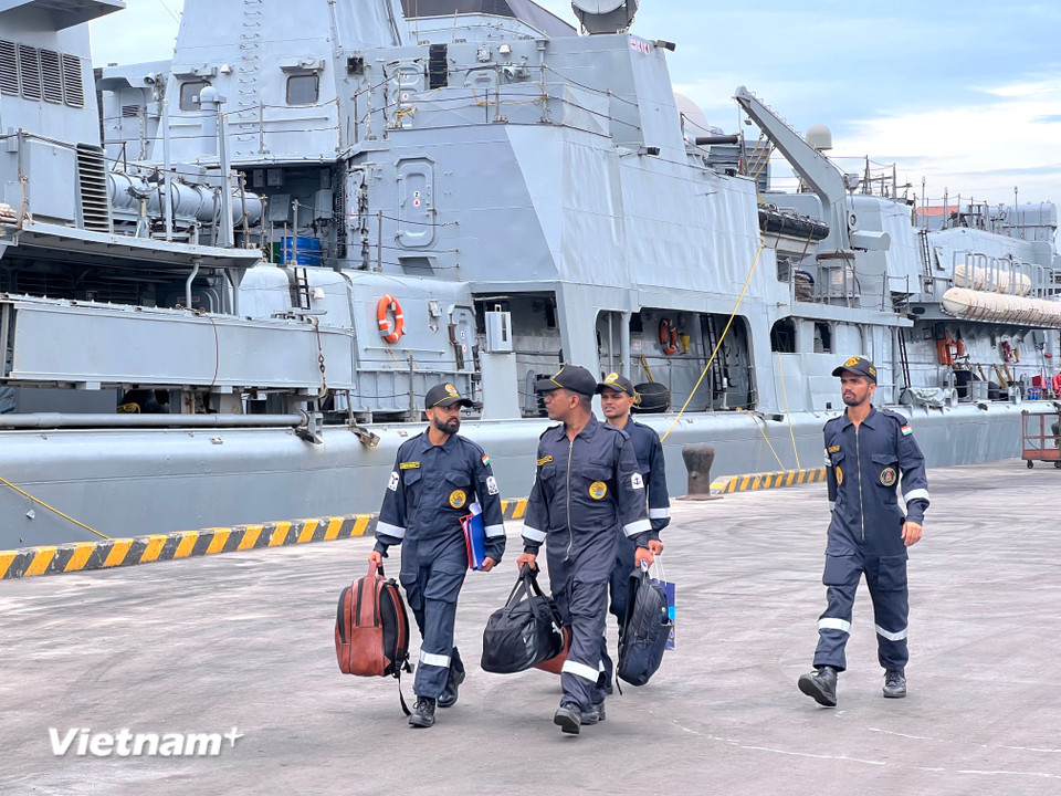 Sỹ quan và thủy thủ thuộc Đội tàu Hải quân Ấn Độ triển khai các công tác sẵn sàng đi bờ tại khu vực Cầu Cảng Tiên Sa. (Ảnh: Thanh Phong/Vietnam+)