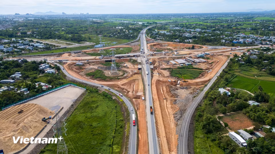 Hàng loạt nhánh rẽ đang được khẩn trương đắp nền đường K95, K98. Khối lượng thi công toàn dự án hiện đã đạt gần 40%, bám sát kế hoạch. (Ảnh: Thanh Phong/Vietnam+) ​ ​ ​ ​ ​ ​ ​ ​ ​ ​ ​ ​ ​ ​ ​ ​ ​ ​ ​ ​ ​ ​ ​ ​ ​ ​ ​ ​ ​ ​ ​ ​ ​ ​ ​ ​ ​ ​ ​ ​
