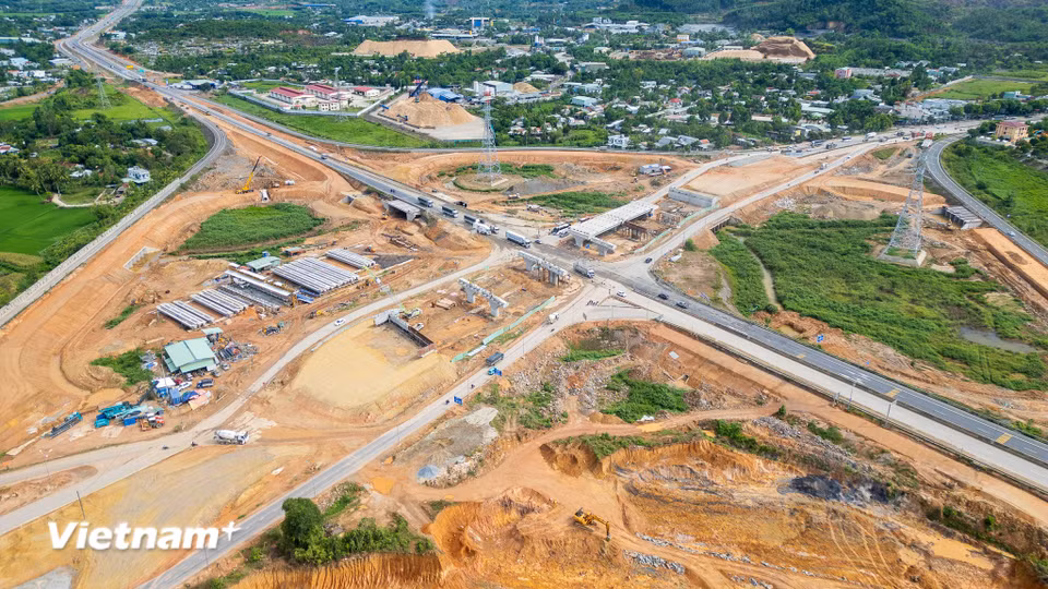 Toàn cảnh dự án nút giao Quốc lộ 14B với cao tốc Đà Nẵng nhìn từ trên cao. Đại công trường đang hối hả thi công nhiều hạng mục mố trụ và đường dẫn. (Ảnh: Thanh Phong/Vietnam+)