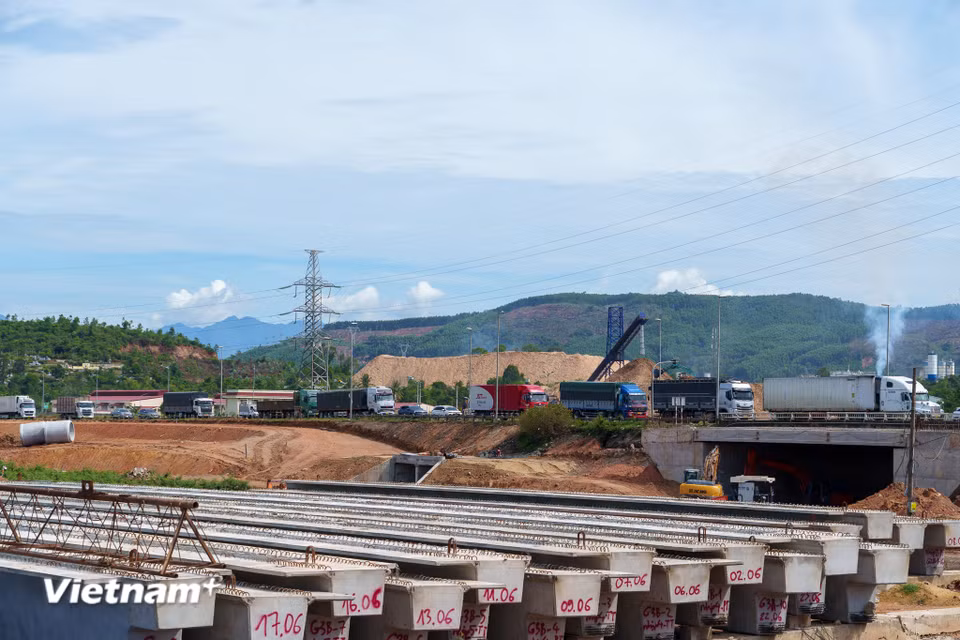 Tiến độ đang được đẩy nhanh ấn tượng. Hàng chục phiến dầm Super T hạng nặng đã đúc xong, chờ ngày lao phóng lên nhịp cầu. (Ảnh: Thanh Phong/Vietnam+)