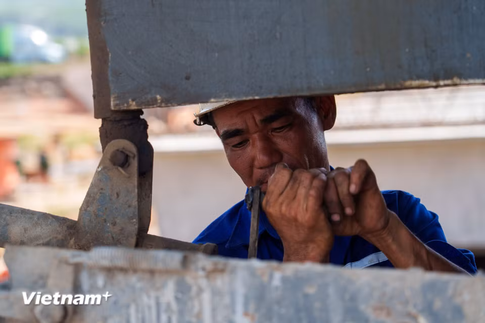 Khuôn mặt sạm đen, nhễ nhại mồ hôi. Bất chấp "chảo lửa" thiêu đốt, họ vẫn miệt mài bám trụ để đảm bảo tiến độ công trình. (Ảnh: Thanh Phong/Vietnam+)