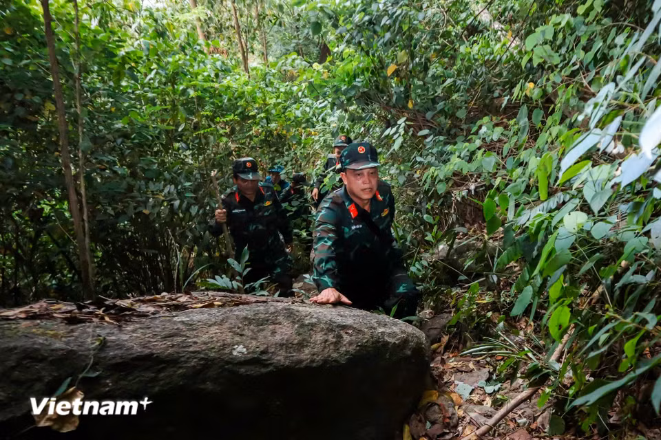 Khung cảnh địa hình hiểm trở bên ngoài Hang Đá Sập, nơi lực lượng vũ trang phải đi bộ leo dốc để tiếp cận hiện trường. (Ảnh: Thanh Phong - Quang Cường/Vietnam+)