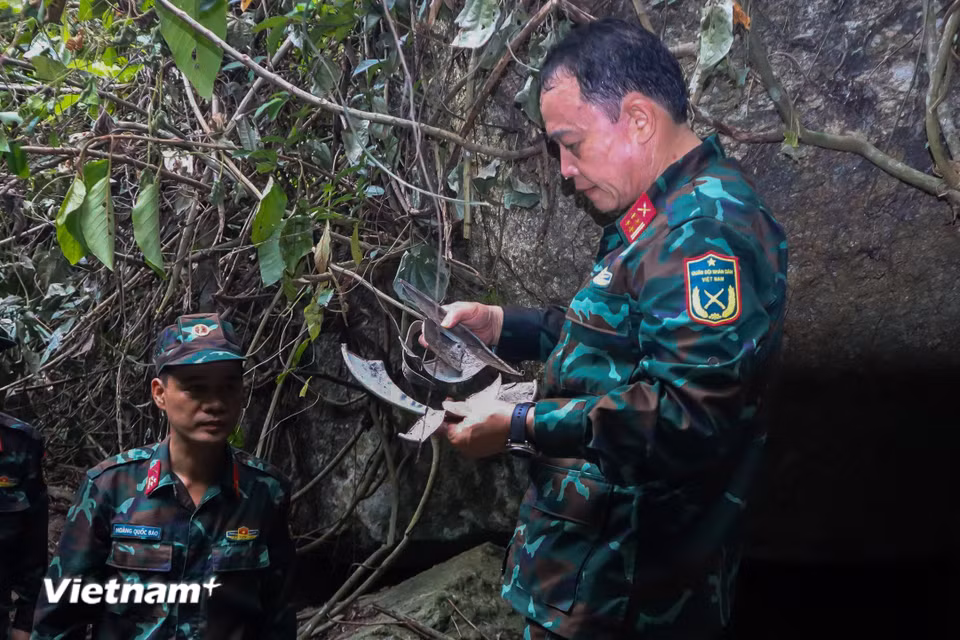 Những di vật nhuốm màu thời hoa lửa khiến những người chứng kiến không khỏi xót xa. (Ảnh: Thanh Phong - Quang Cường/Vietnam+)