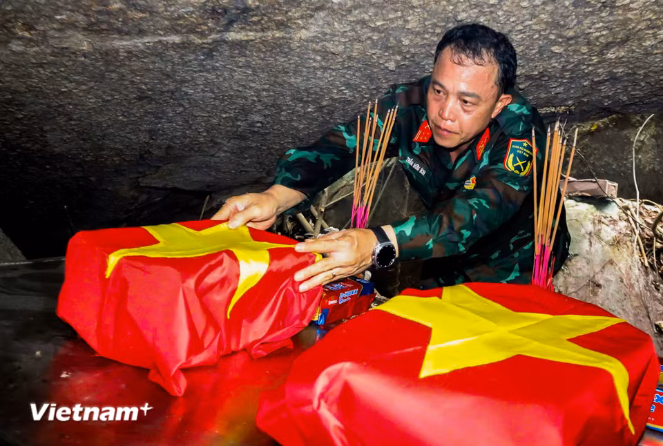 Sáng 22/7, nhờ nỗ lực không mệt mỏi của các cán bộ và chiến sĩ, Bộ Chỉ huy quân sự Đà Nẵng đã tìm thêm được 1 hài cốt liệt sĩ tại hang đá sập. (Ảnh: Thanh Phong - Quang Cường/Vietnam+)