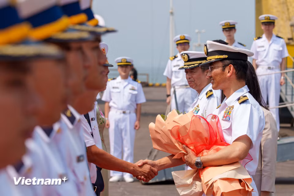 Đại diện lãnh đạo các cơ quan Việt Nam tặng hoa chào mừng Đại tá Jio Takemasa, Chỉ huy Đội tàu hộ vệ số 2 làm Trưởng đoàn. (Ảnh: Thanh Phong/Vietnam+)