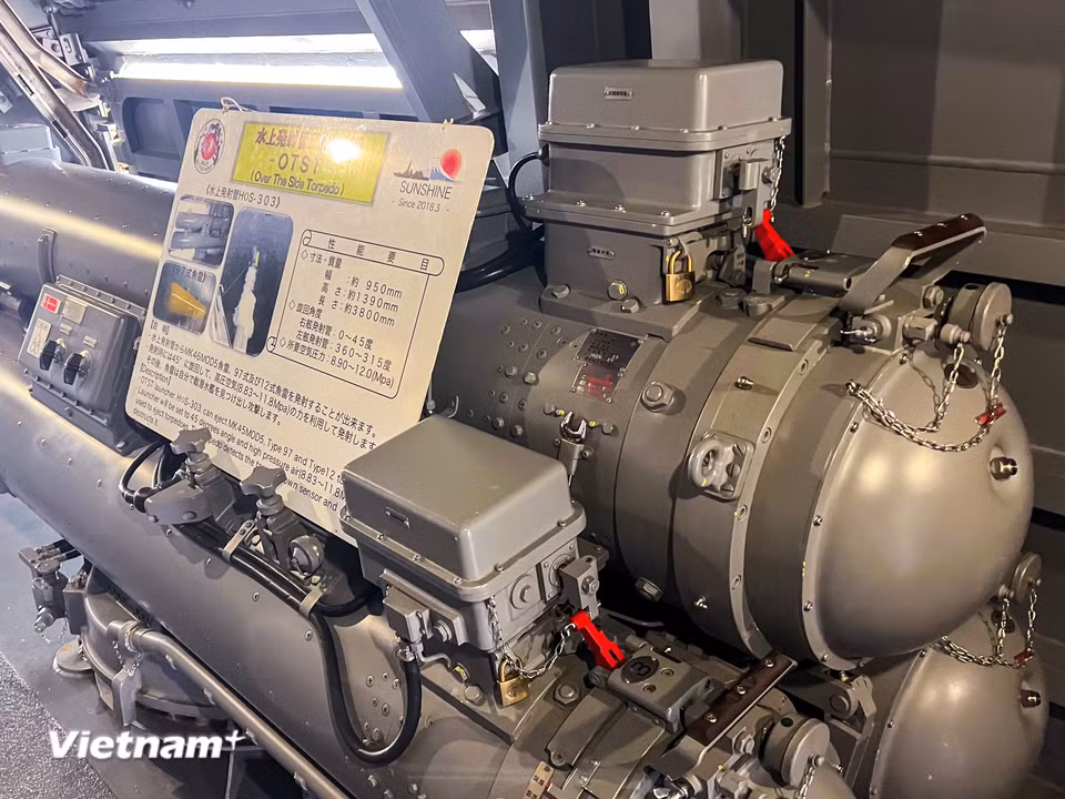 Cụm phóng ngư lôi mặt nước (OTST) HOS-303. Theo bảng thông tin được trưng bày, hệ thống có chiều dài khoảng 3.800mm, cao 1.390mm, sử dụng áp suất không khí cao để phóng các loại ngư lôi Mk46, Type 97 và Type 12. (Ảnh: Thanh Phong/Vietnam+)