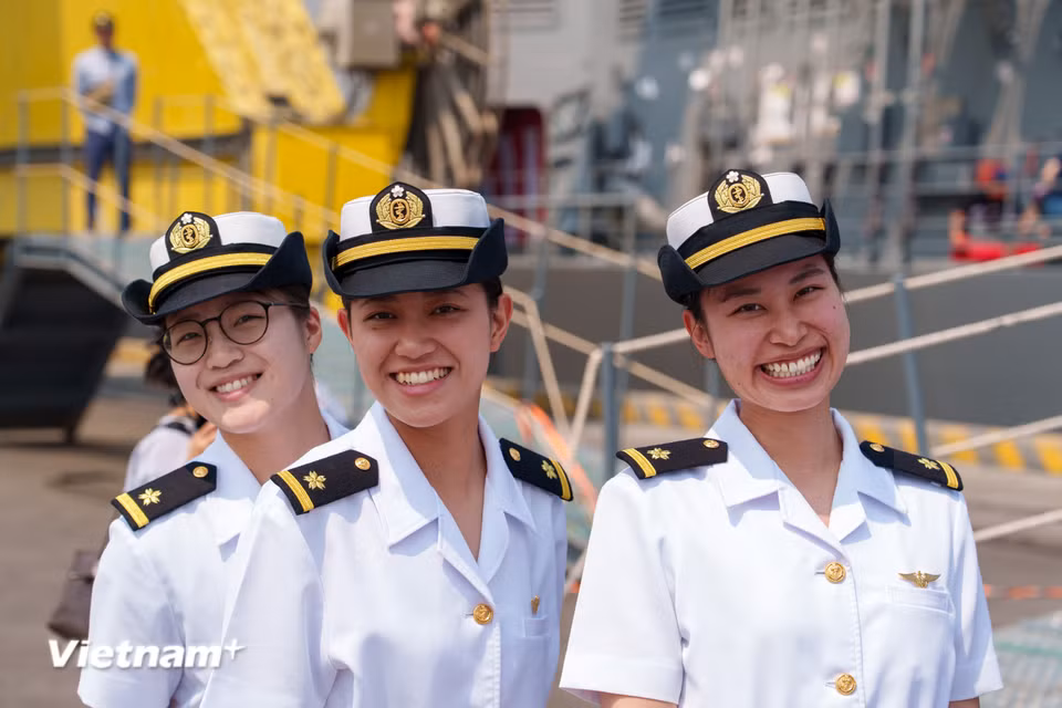Nụ cười tươi tắn của các nữ thủy thủ Nhật Bản trong chuyến thăm đến thành phố biển Đà Nẵng. (Ảnh: Thanh Phong/Vietnam+)
