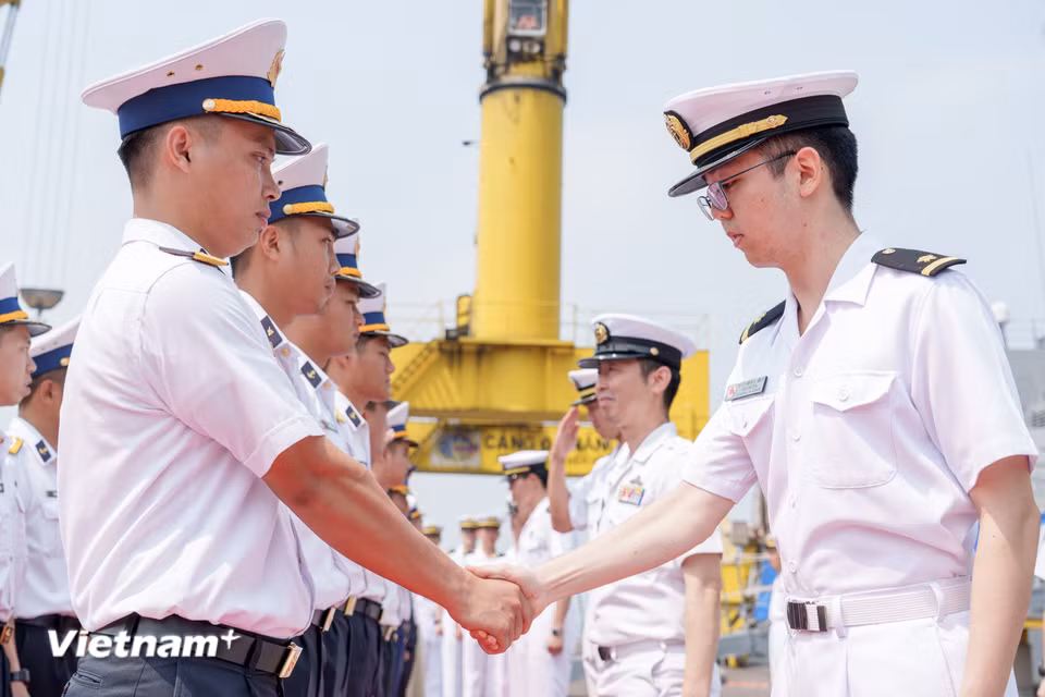 Sĩ quan hải quân hai nước bắt tay chào hỏi. Chuyến thăm nhằm tăng cường mối quan hệ hữu nghị và sự tin cậy lẫn nhau, phù hợp với chủ trương thúc đẩy quan hệ Đối tác chiến lược toàn diện. (Ảnh: Thanh Phong/Vietnam+)