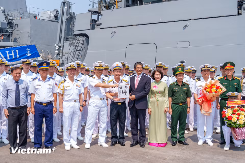 Lãnh đạo Sở Ngoại vụ Đà Nẵng, Bộ Tư lệnh Vùng 3 Hải quân, Bộ đội Biên phòng cùng các cơ quan chức năng chụp ảnh lưu niệm cùng đoàn sĩ quan Nhật Bản. (Ảnh: Thanh Phong/Vietnam+)