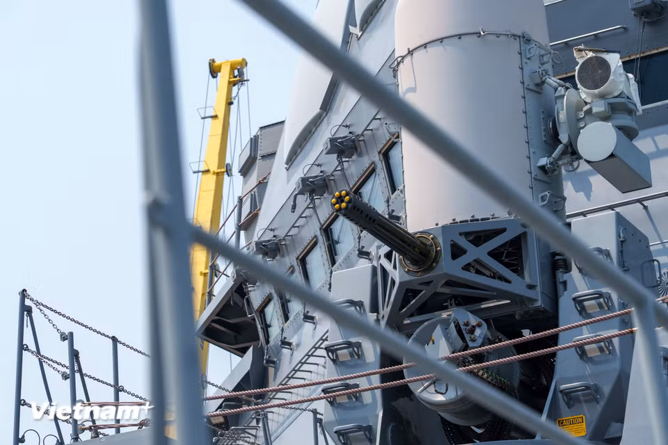 Cận cảnh hệ thống phòng thủ tầm gần Phalanx (CIWS) đặc trưng với cụm nòng xoay, làm nhiệm vụ bảo vệ tàu trước các mối đe dọa. (Ảnh: Thanh Phong/Vietnam+)