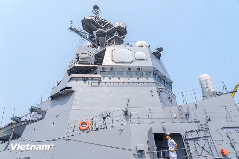 Tổ hợp radar và các hệ thống ăng-ten cảm biến được bố trí dày đặc trên tháp chỉ huy của tàu. (Ảnh: Thanh Phong/Vietnam+)