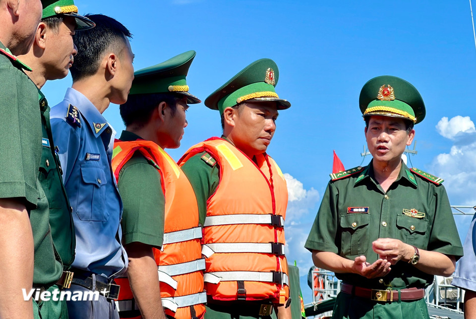 Đại tá Hoàng Văn Mẫn (ngoài cùng bên phải), Chính ủy Bội đội Biên phòng Đà Nẵng lưu ý trong đợt cao điểm, cần đẩy mạnh truyền thông đa dạng hình thức, phát huy các mô hình “Tổ tàu thuyền đoàn kết, an toàn”, “Bến bãi tự quản”, khuyến khích ngư dân bám biển đúng pháp luật. (Ảnh: Thanh Phong/Vietnam+)