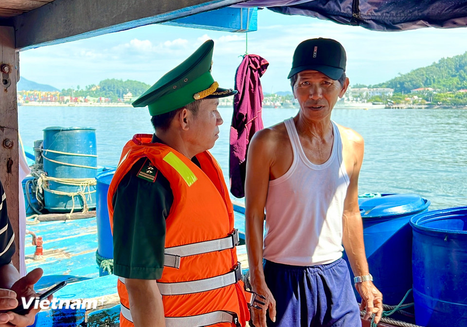 Thượng tá Lê Văn Tùng, Phó Tham mưu Trưởng, Bộ đội Biên phòng thành phố Đà Nẵng trực tiếp tham gia tuần tra, đối thoại tuyên truyền ngư dân nghiêm túc chấp hành các quy định. (Ảnh: Thanh Phong/Vietnam+)