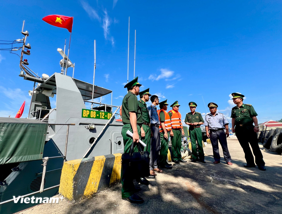 Đợt ra quân cao điểm thực hiện từ nay đến hết tháng 9/2025. Mục tiêu ngăn chặn, chấm dứt tình trạng tàu cá vi phạm, đặc biệt là hành vi vượt ranh giới khai thác trái phép ở vùng biển nước ngoài. (Ảnh: Thanh Phong/Vietnam+)