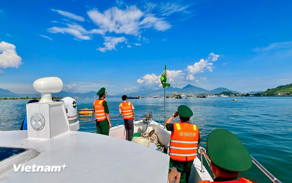 Đơn vị phối hợp tiến ra vùng biển Đà Nẵng, triển khai kiểm tra ngẫu nhiên các phương tiện tàu cá đang đánh bắt trên biển. (Ảnh: Thanh Phong/Vietnam+)