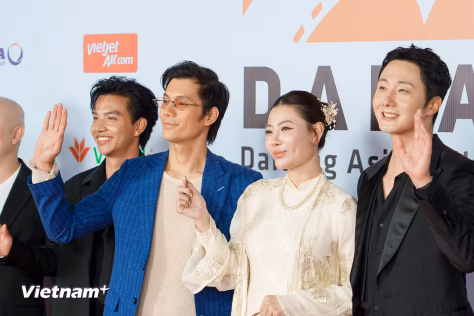 Dàn diễn viên Việt Nam thể hiện sự thân thiện, liên tục nở nụ cười tươi tương tác với người hâm mộ tại Đà Nẵng. (Ảnh: Thanh Phong/Vietnam+)