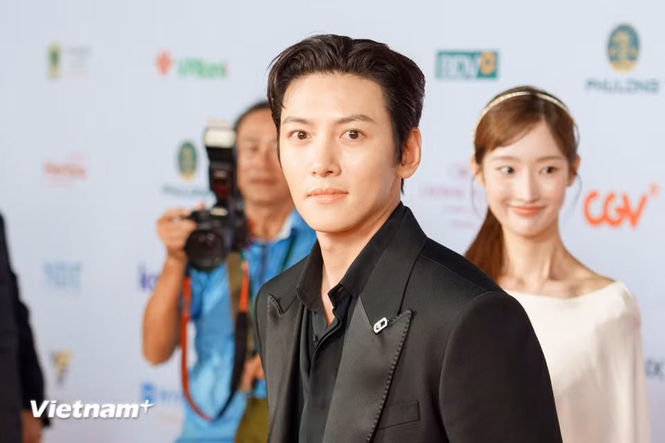 Tài tử điện ảnh Hàn Quốc Ji Chang Wook xuất hiện đầy bảnh bao trên thảm đỏ Liên hoan phim châu Á Đà Nẵng lần thứ 4 (DANAFF IV), thu hút mọi ánh nhìn của người hâm mộ. (Ảnh: Thanh Phong/Vietnam+)